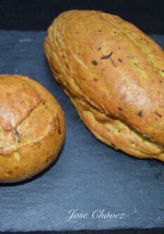 Una foto de Pan de tomate y hierbas aromáticas