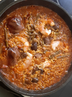 Una foto de Arroz con setas, trigueros y gambas
