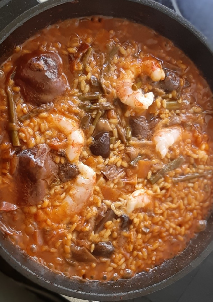 Una foto de Arroz con setas, trigueros y gambas