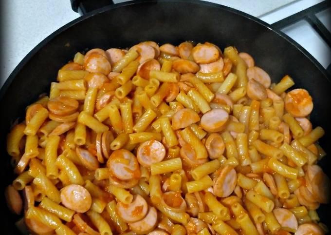 Макароны с сосисками на сковороде