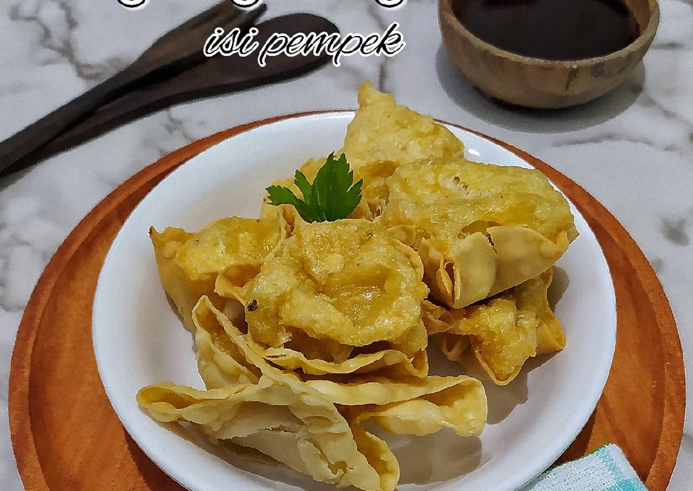 Pangsit goreng isi pempek ikan dori