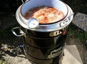 Una foto de alubias con carne de puerco
