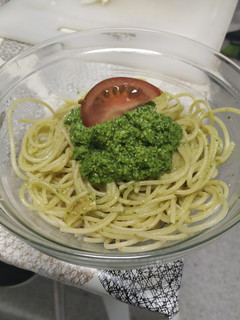 Una foto de Pasta con pesto de espinacas (y su variante vegana)