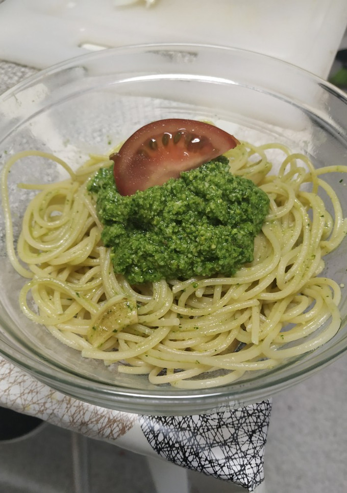 Una foto de Pasta con pesto de espinacas (y su variante vegana)