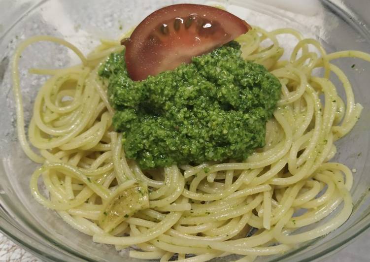 Pasta con pesto de espinacas (y su variante vegana)