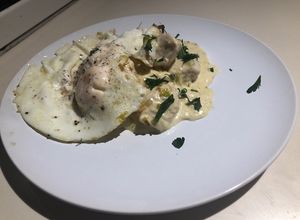Una foto de Keto - Pollito a la crema de quesos con huevitos picantones.... o no