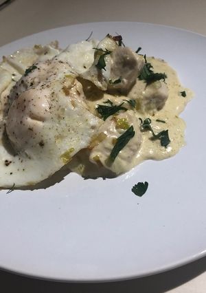 Una foto de Keto - Pollito a la crema de quesos con huevitos picantones.... o no