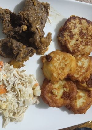 Una foto de Carne sofrito con arepitas de papas y ensalada de pollo navideña