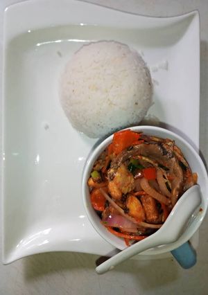 A picture of White rice & plantain veggies.