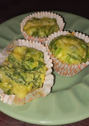 Una foto de Muffins salados de albahaca