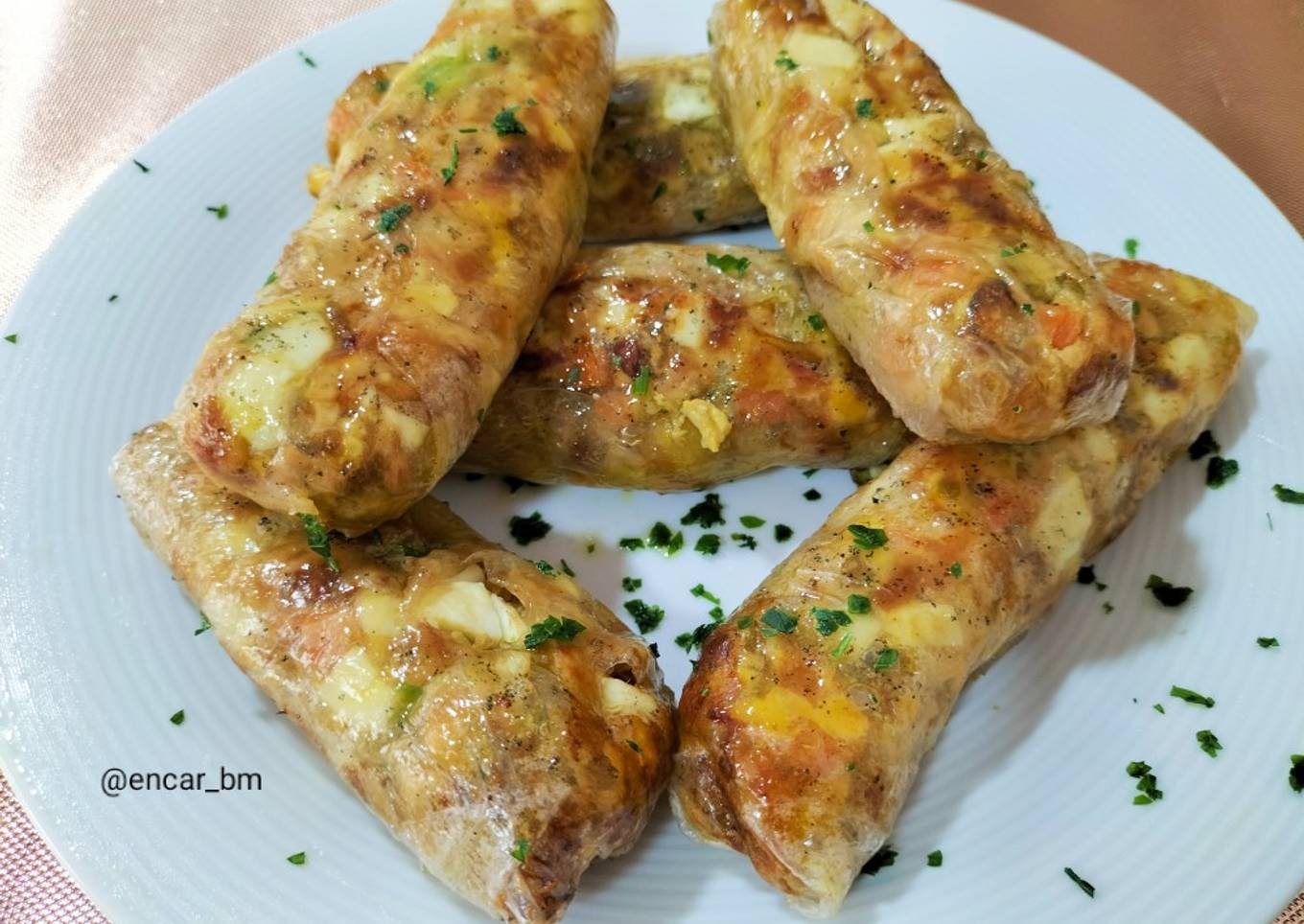 Rollitos de arroz vegetales con anchoa y huevo en airfryer