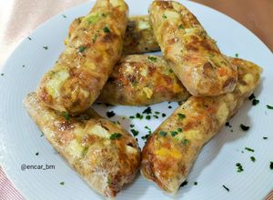 Foto principal de Rollitos de arroz vegetales con anchoa y huevo en airfryer