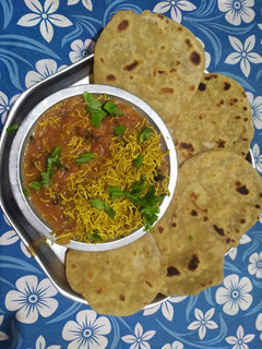 குஜராத் சேவ் தமேதா நு ஷாக் (Gujarath sev tameta nu shaak recipe in tamil) செய்முறை முக்கிய புகைப்படம்