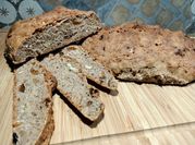 Una foto di pane con uva passa