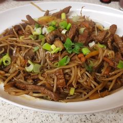 A picture of Beef Stir fry with Beansprouts.