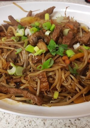 A picture of Beef Stir fry with Beansprouts.
