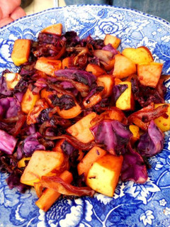 Una foto de Ensalada conventual Novohispana de col morado, manzana a las especias y vino blanco
