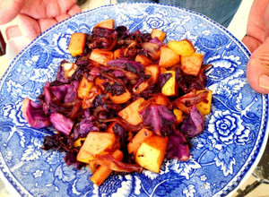 Una foto de Ensalada conventual Novohispana de col morado, manzana a las especias y vino blanco