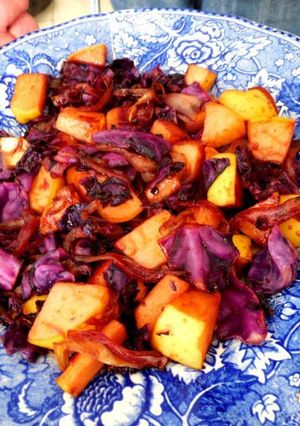 Una foto de Ensalada conventual Novohispana de col morado, manzana a las especias y vino blanco