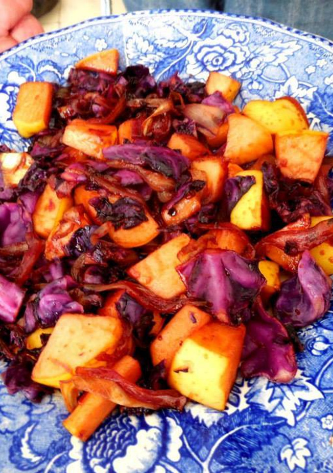 Una foto de Ensalada conventual Novohispana de col morado, manzana a las especias y vino blanco
