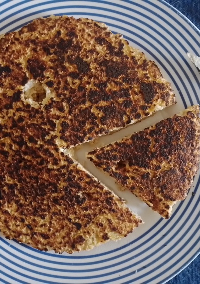 Una foto de Panquee o tortilla de banana con avena, coco y vainilla