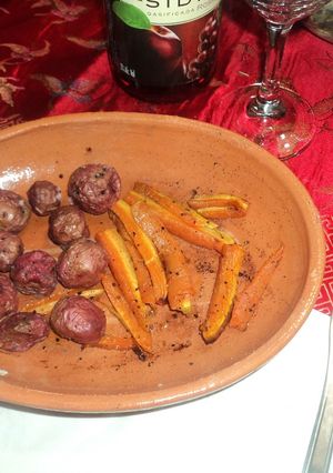 Una foto de Verduras campestres al horno con romero, mantequilla, hojas secas  de aguacate, epazote y sal