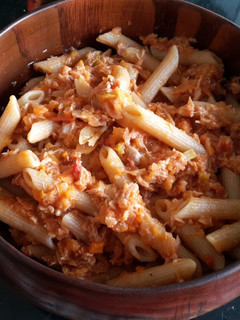 Foto principal de Macarrones integrales con pisto y atún (en Thermomix)