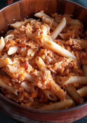 Foto principal de Macarrones integrales con pisto y atún (en Thermomix)