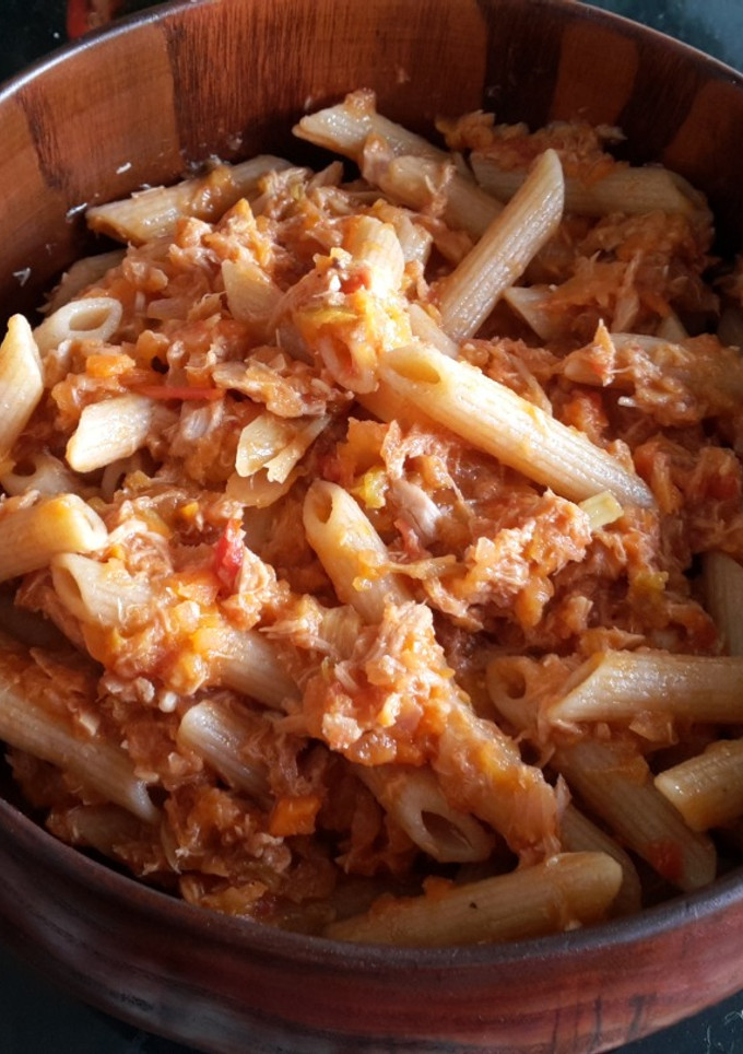Una foto de Macarrones integrales con pisto y atún (en Thermomix)