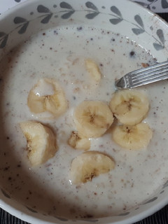 Una foto de Porridge o gachas de avena con plátano