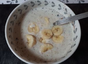 Foto principal de Porridge o gachas de avena con plátano