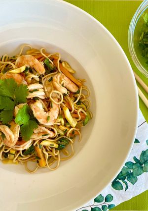 Une photo de Pad Thaï aux légumes et aux crevettes