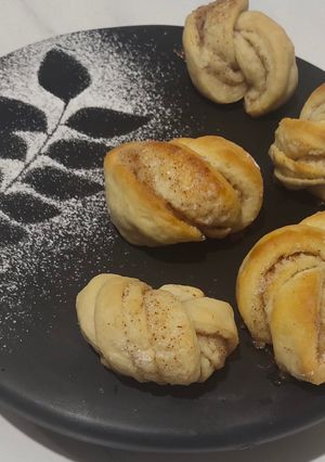 સીનેમન રોલ(Cinnamon rolls recipe in Gujarati) રેસીપી મુખ્ય ફોટો