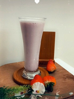 عکسی از دستور میلک شیک توت فرنگیStrawberry milkshake🍓