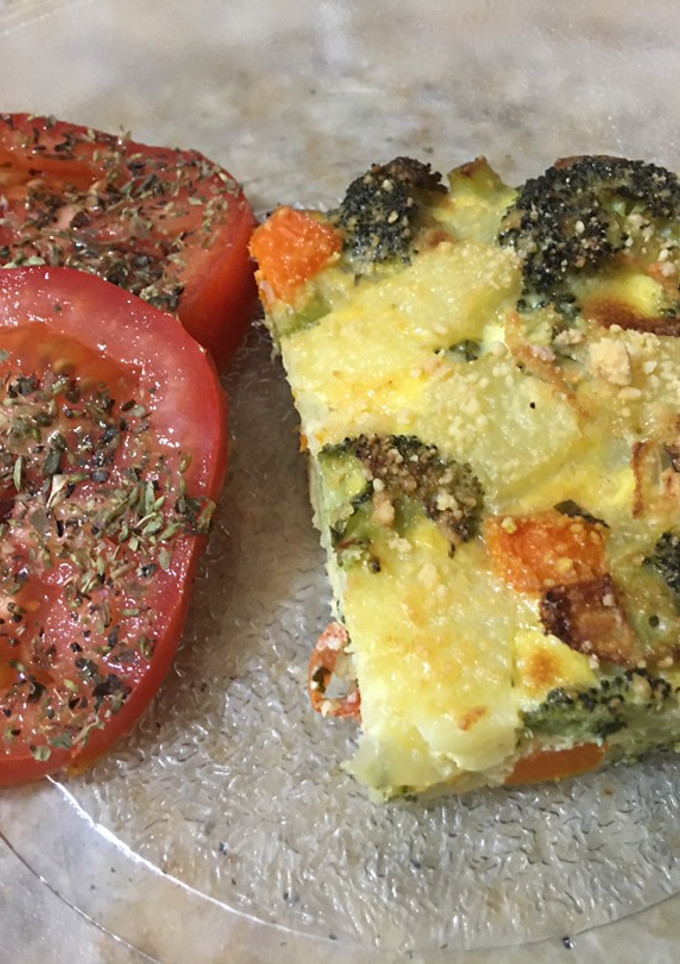 Una foto de Tortilla bien saludable de papas, zanahorias y brócoli al horno