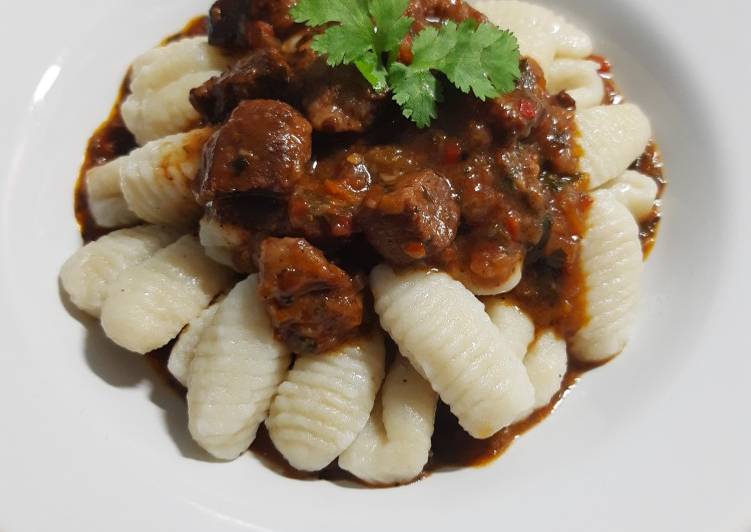 Gnocchi de Papa con Estofado de Lomo al vino Tinto