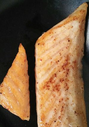 Hình của món Cá hồi ngũ vị áp chảo cho bé.