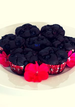 Zdjęcie przepisu Muffinkowe brownie z czerwonej fasoli z borówkami.
