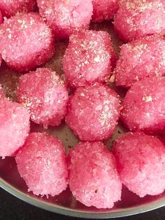 ટોપરા ના લાડુ(Topra Na Laddu Recipe In Gujarati) રેસીપી મુખ્ય ફોટો