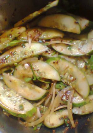 Hình của món Dưa chuột trộn cay (오이무침).