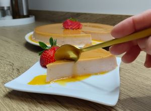 Una foto de Tarta Cuajada de Fresas con Caramelo Apuntar Medida del Molde