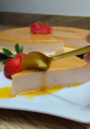 Una foto de Tarta Cuajada de Fresas con Caramelo Apuntar Medida del Molde
