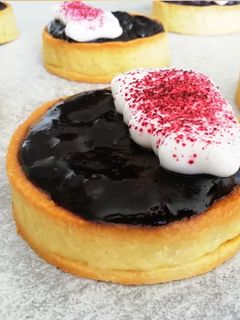 Фото Тарт с кремом Legere и черничным компотэ.
