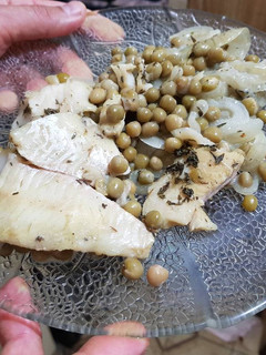 Una foto de Filet de merluza con arvejas y cebolla súper light