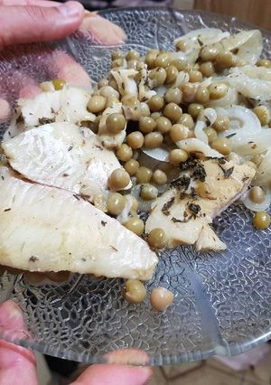Una foto de Filet de merluza con arvejas y cebolla súper light
