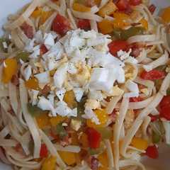 Una foto de Tallarines con pimiento 3 colores y bacon
