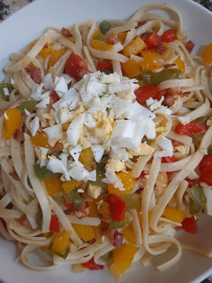 Una foto de Tallarines con pimiento 3 colores y bacon