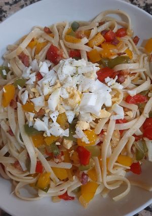 Una foto de Tallarines con pimiento 3 colores y bacon