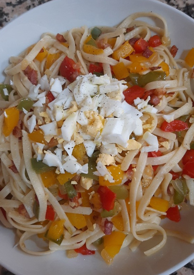 Una foto de Tallarines con pimiento 3 colores y bacon