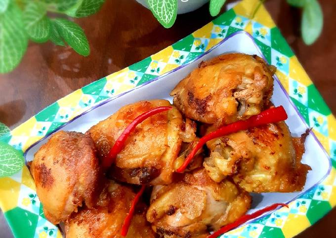 Menu Ayam goreng bumbu kuning yang Enak Banget Menggugah Selera